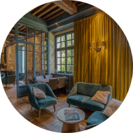 Le petit salon Petit salon doté d’une télévision écran plat. il pourra servir de salon de discussion ou bien un parfait coin enfant.